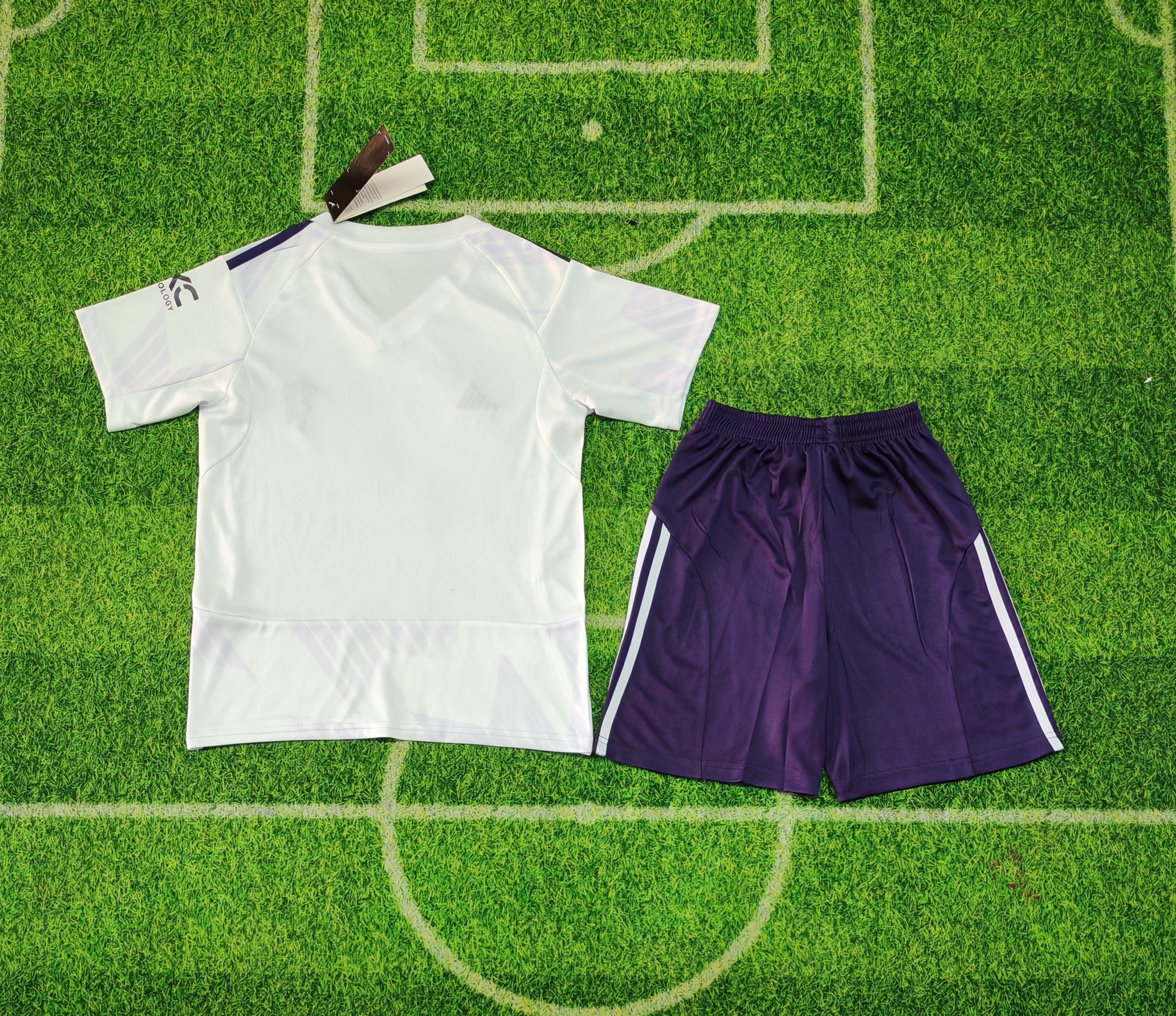 Manchester United Away Kit Kids 2025/26 – White/Purple Set