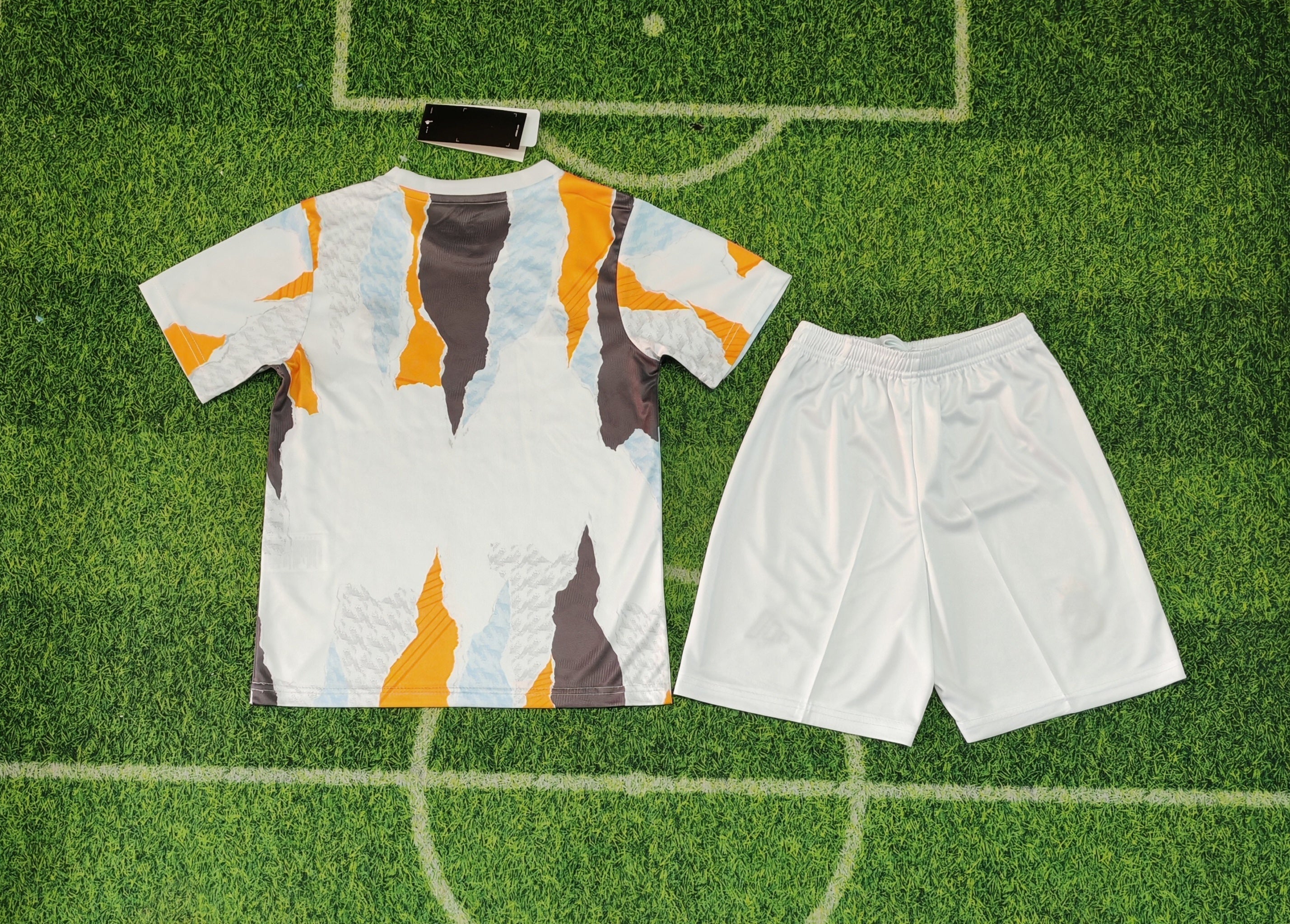 Real Madrid 24/25 Pre-Match Kit Kids – White Abstract