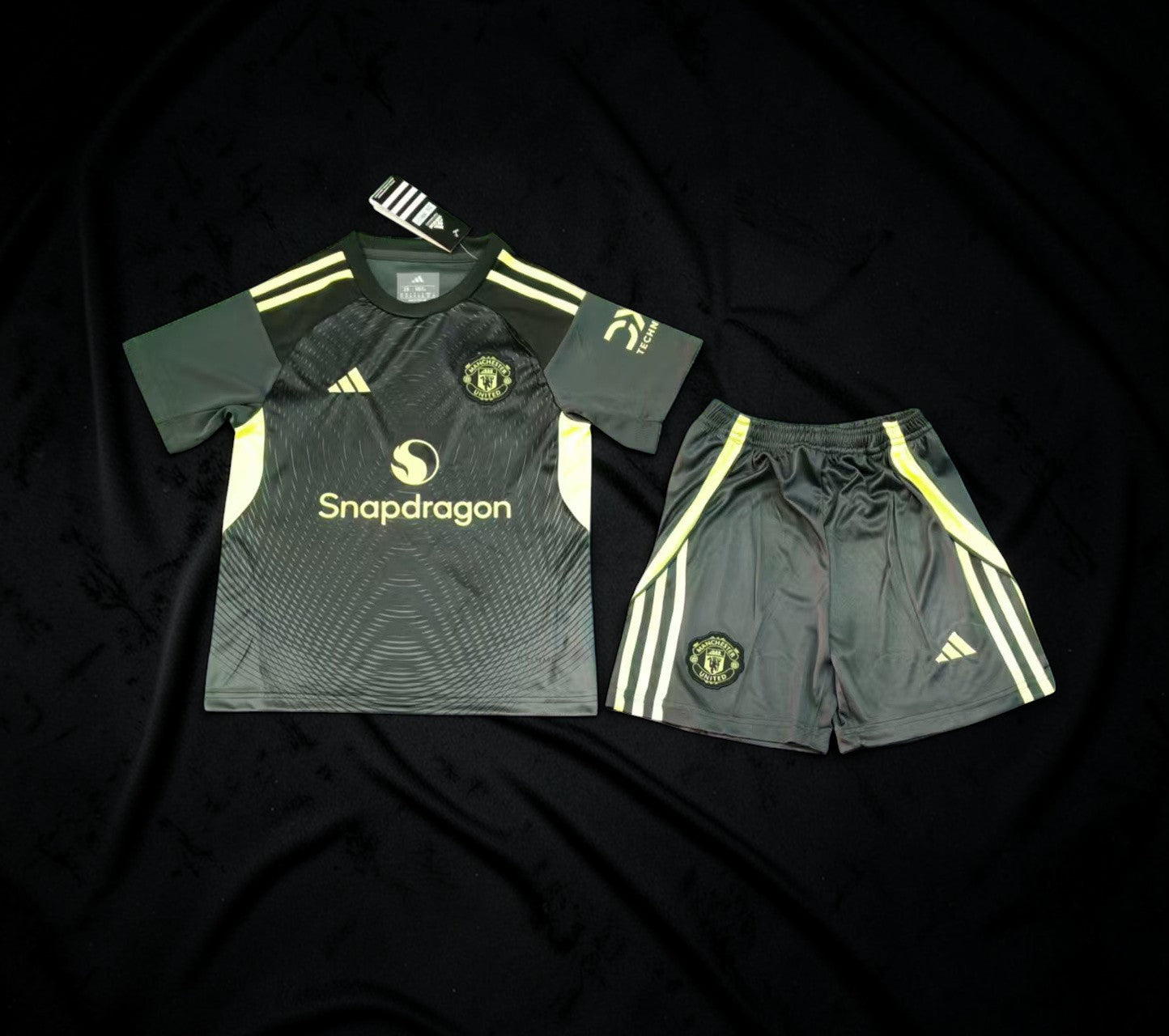 Manchester United Goalkeeper Kit Kids 2025/26 – Black/Neon Set